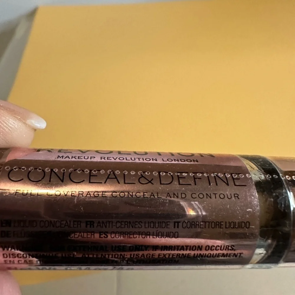 🩷5/$10 Revolution Conceal & Define Concealer